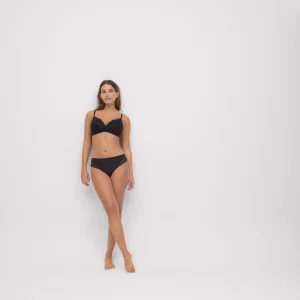 Completo intimo composto da reggiseno imbottito senza ferretto e slip midi neri