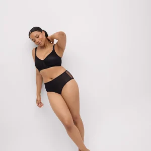 Completo intimo composto da reggiseno minimizer nero e mutandine a vita alta