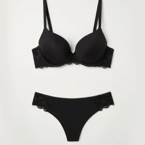 Completo intimo: reggiseno con ferretto e perizoma nero