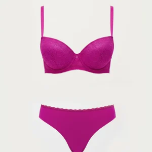 Completo intimo composto da reggiseno con ferretto fucsia e slip brasiliano
