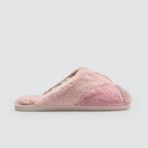 Pantofole da casa con texture e colori contrastanti