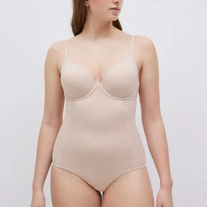 Body riduttore in pizzo a mezza compressione color carne con coppa C