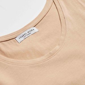 T-shirt color carne in cotone con spalline larghe