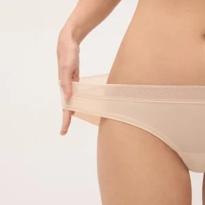 Mini slip con pizzo color carne e rifiniture invisibili