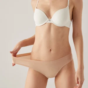 Mini slip adattabili con finiture nude invisibili
