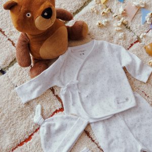 Set di primi vestitini bianchi per neonati