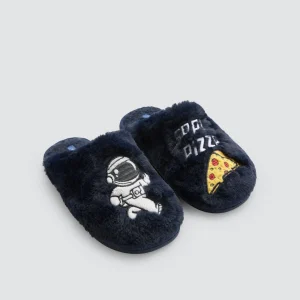 Ciabatte con i capelli da astronauta e pizza