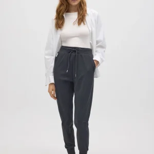 Pantaloni jogger color carbone testurizzati