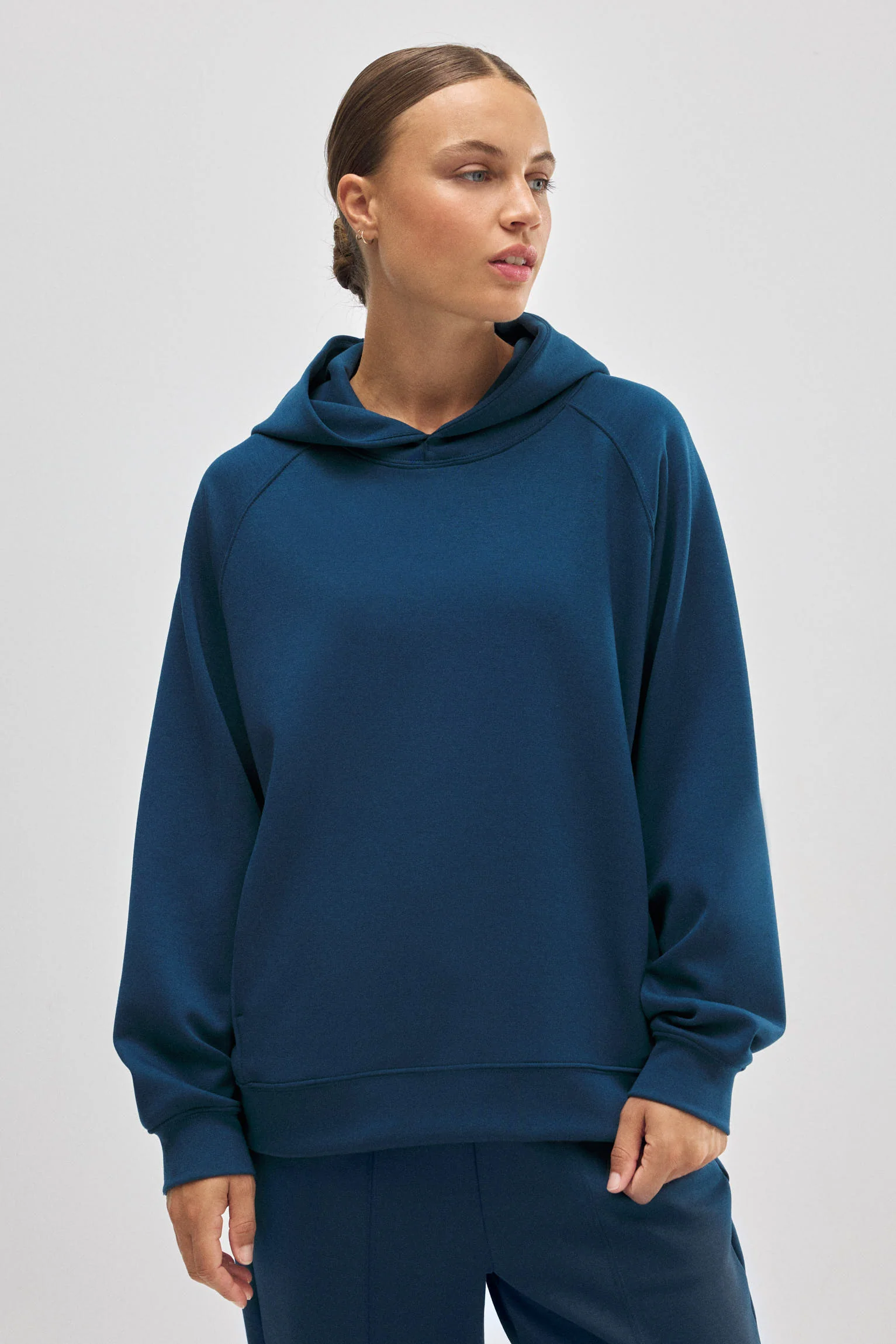 Felpa blu con cappuccio e tasche