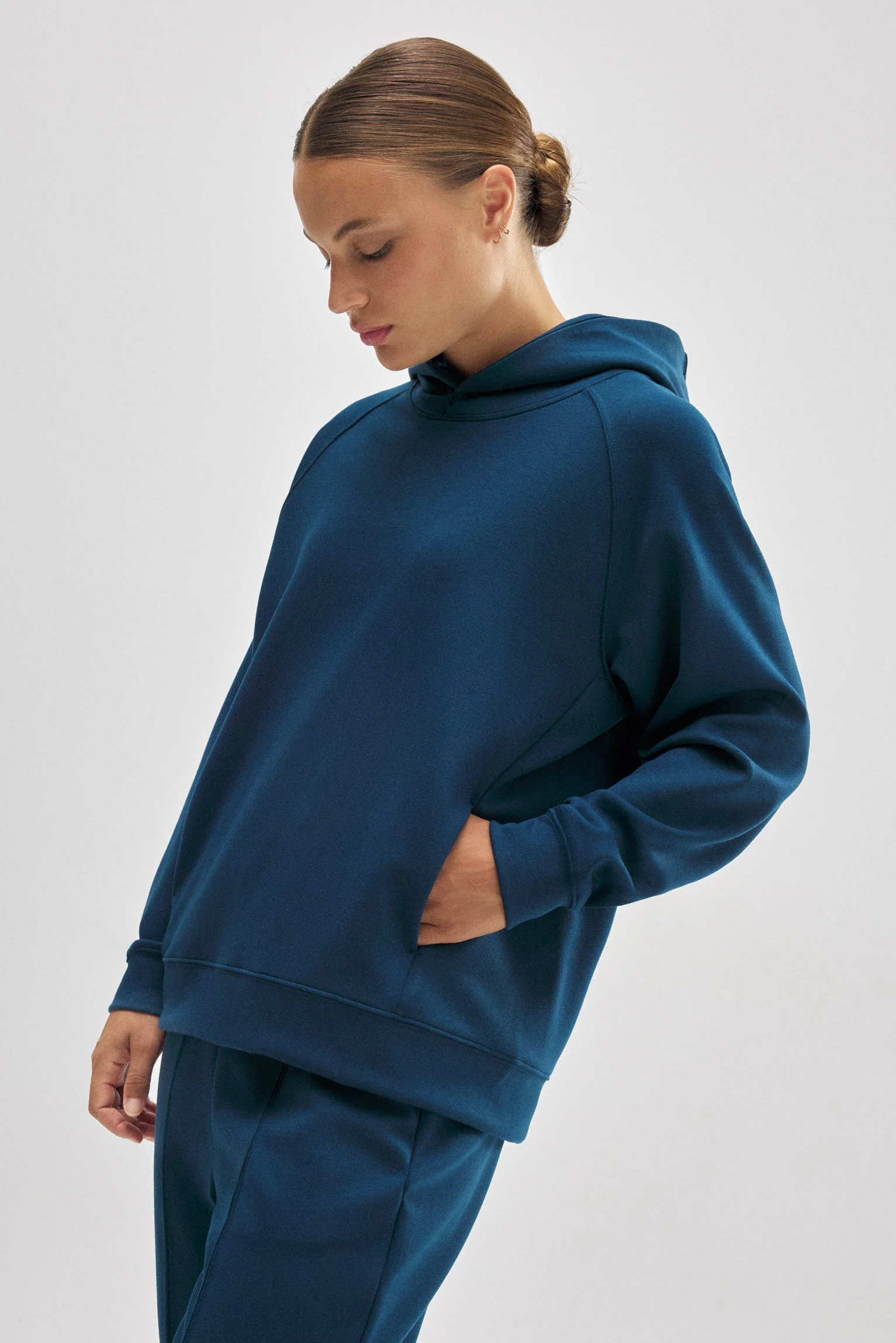 Felpa blu con cappuccio e tasche - immagine 5