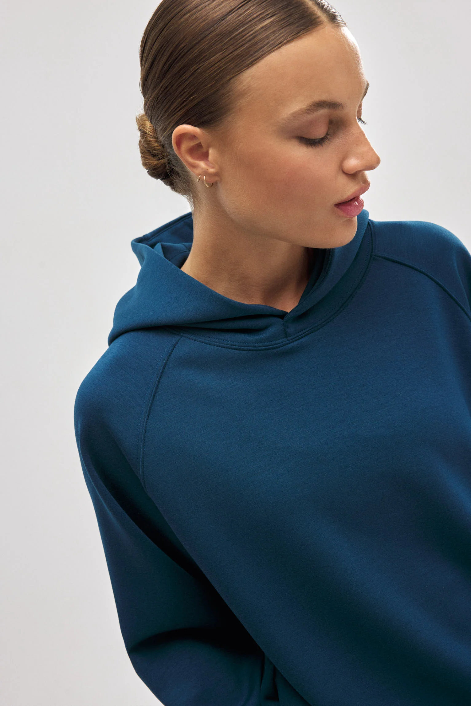 Felpa blu con cappuccio e tasche - immagine 6
