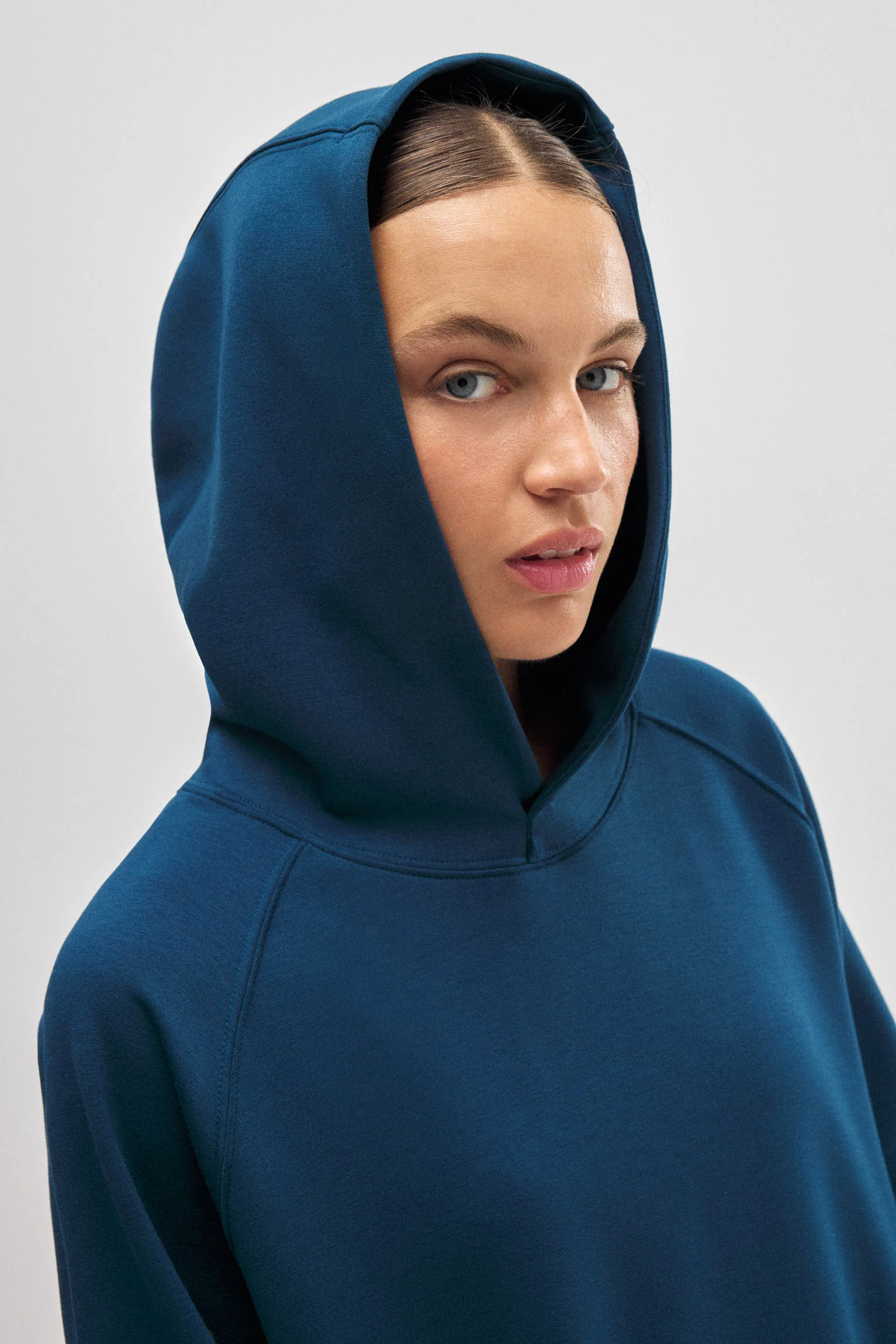 Felpa blu con cappuccio e tasche - immagine 7