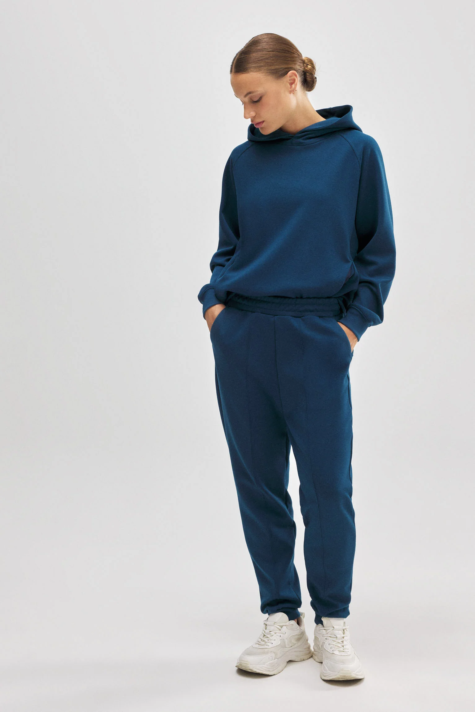 Felpa blu con cappuccio e tasche - immagine 8