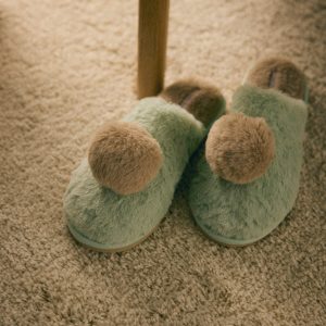 Pantofole con pompon e morbida pelliccia